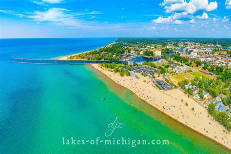 Silver beach - Located in St Joseph, Silver Beach is considered the most popular beach facing west towards Chicago on Lake Michigan for out-of-towners and Michiganders alike which my partner, his family and I visited today. There is actually an Amtrak stop here. With 2,450 feet of beach, swimmers and kayakers have plenty of room for their own activities. 